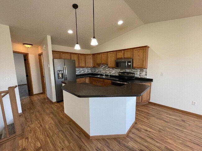 Foto del edificio - APPLICATION PENDING -- Modern & Spacious 3...