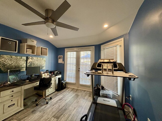Building Photo - 2 Bed/2Bath Condo Available in Luxberry Co...