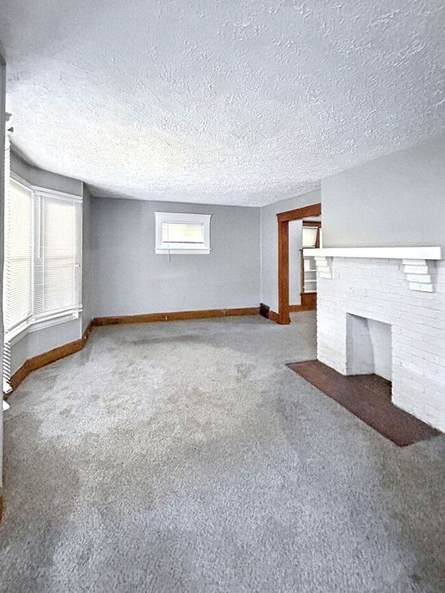 Building Photo - Charming 3-Bedroom Home with Front Porch /...