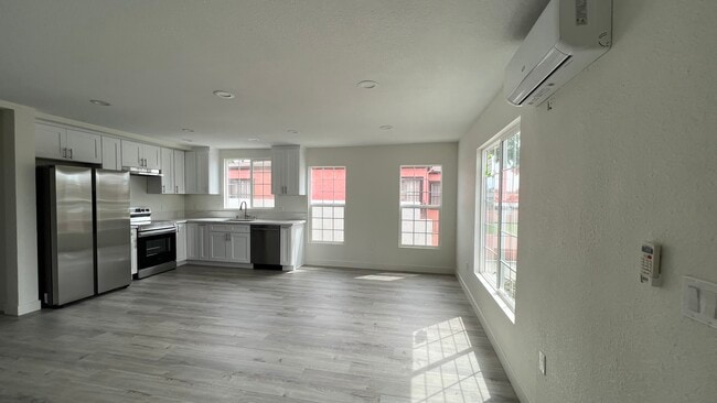 Building Photo - 729 S 45th St