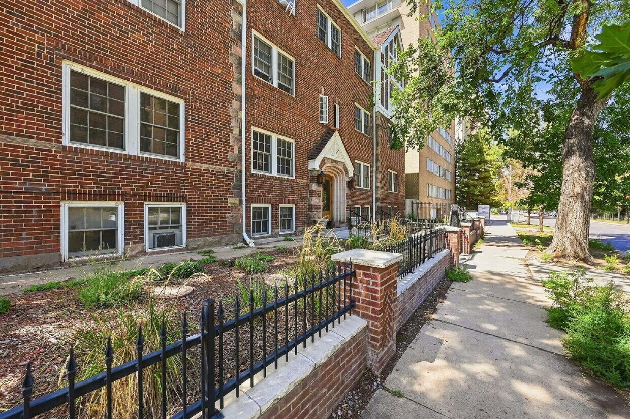 1,795.95, 2-bedroom, 1-bathroom Updated in Great Denver Location! - 1,795.95, 2-bedroom, 1-bathroom Updated in Great Denver Location!