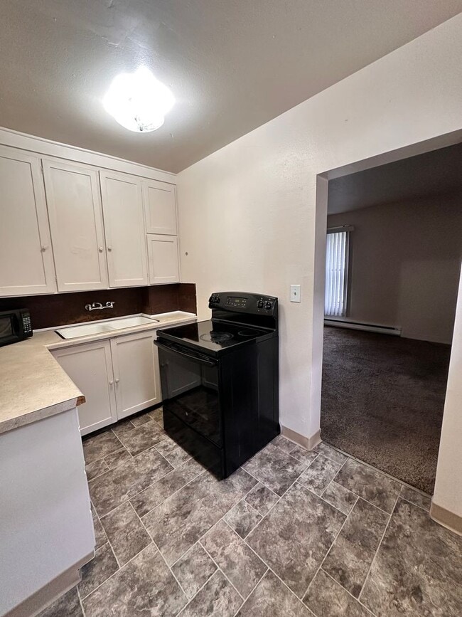 Building Photo - 607 N Elm St