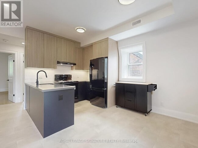 Building Photo - 28 Beaconsfield Ave