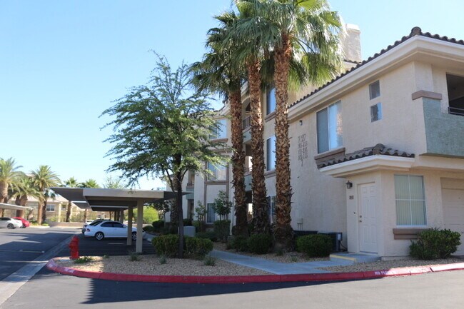 Foto del edificio - Great 2bd, 2bth DOWNSTAIRS unit in GUARD G...