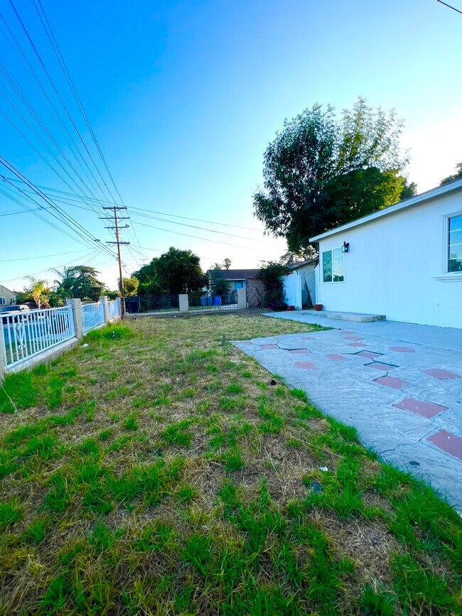 Building Photo - 14637 Astoria St