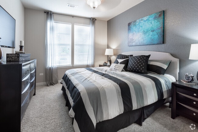 1BR,1BA,816SF - Grand Courtyard - Reserve at Romeoville