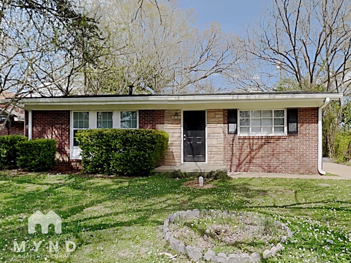 Primary Photo - 525 Karen St