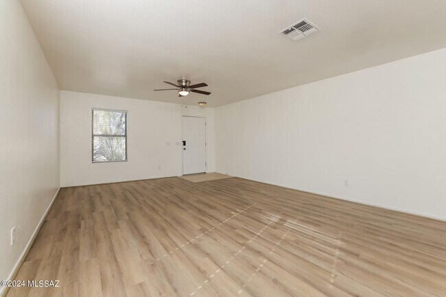 Building Photo - 1725 W Rita Marie Dr