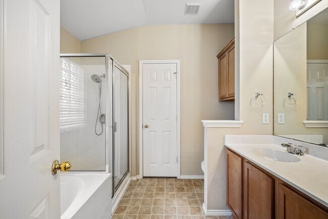 Building Photo - Beautiful Single Story, 3 Bedroom, 2 Bath ...