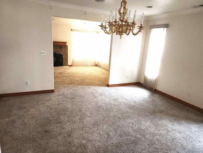 Foto del edificio - 6421 Lochmoor Dr