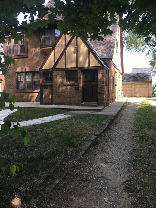 Building Photo - 1805 Oakland Dr