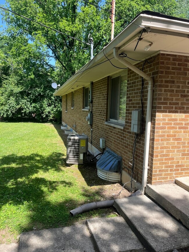 Building Photo - 215 Marlay Rd