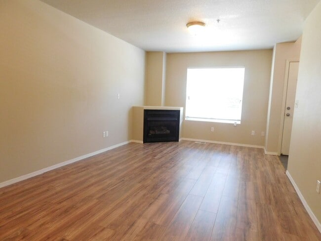 Building Photo - Updated 2 Bed 1.5 Bath Townhome in Peacefu...