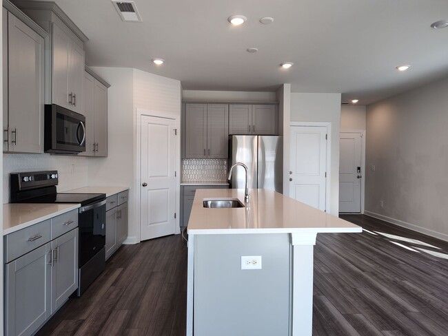 Building Photo - Beautiful 3 bedroom, 2.5 bathroom townhome in Belterra!