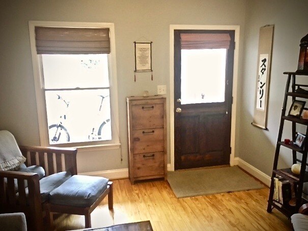Sala de estar con techos abovedados y espaciosos. - 104B Hillcrest Ave