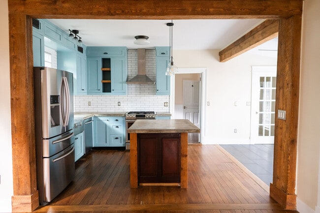 Building Photo - 208 9th St NW