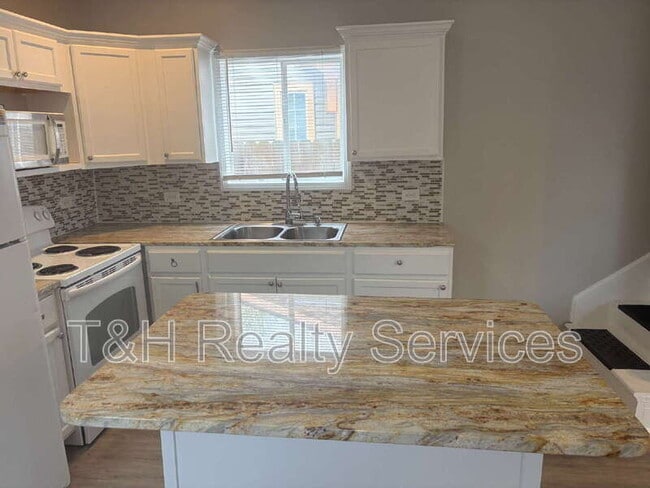 Building Photo - 731 N Arnolda Ave