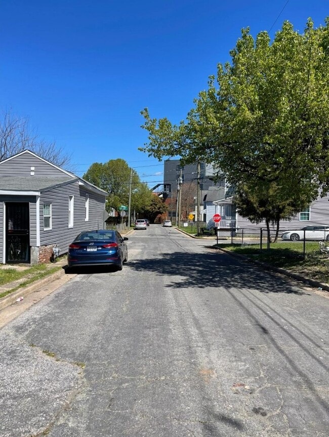 Building Photo - 2 bedroom house on Southside w Laundry HVAC