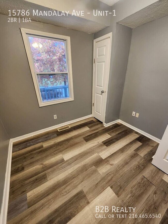 Foto del edificio - 15786 Mandalay Ave