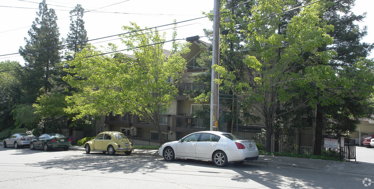 Foto del edificio - Creekside Court Apartments