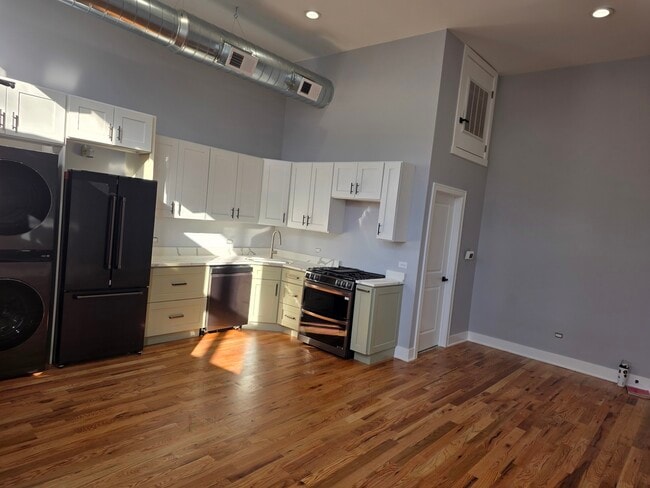 Building Photo - 831 S Western Ave