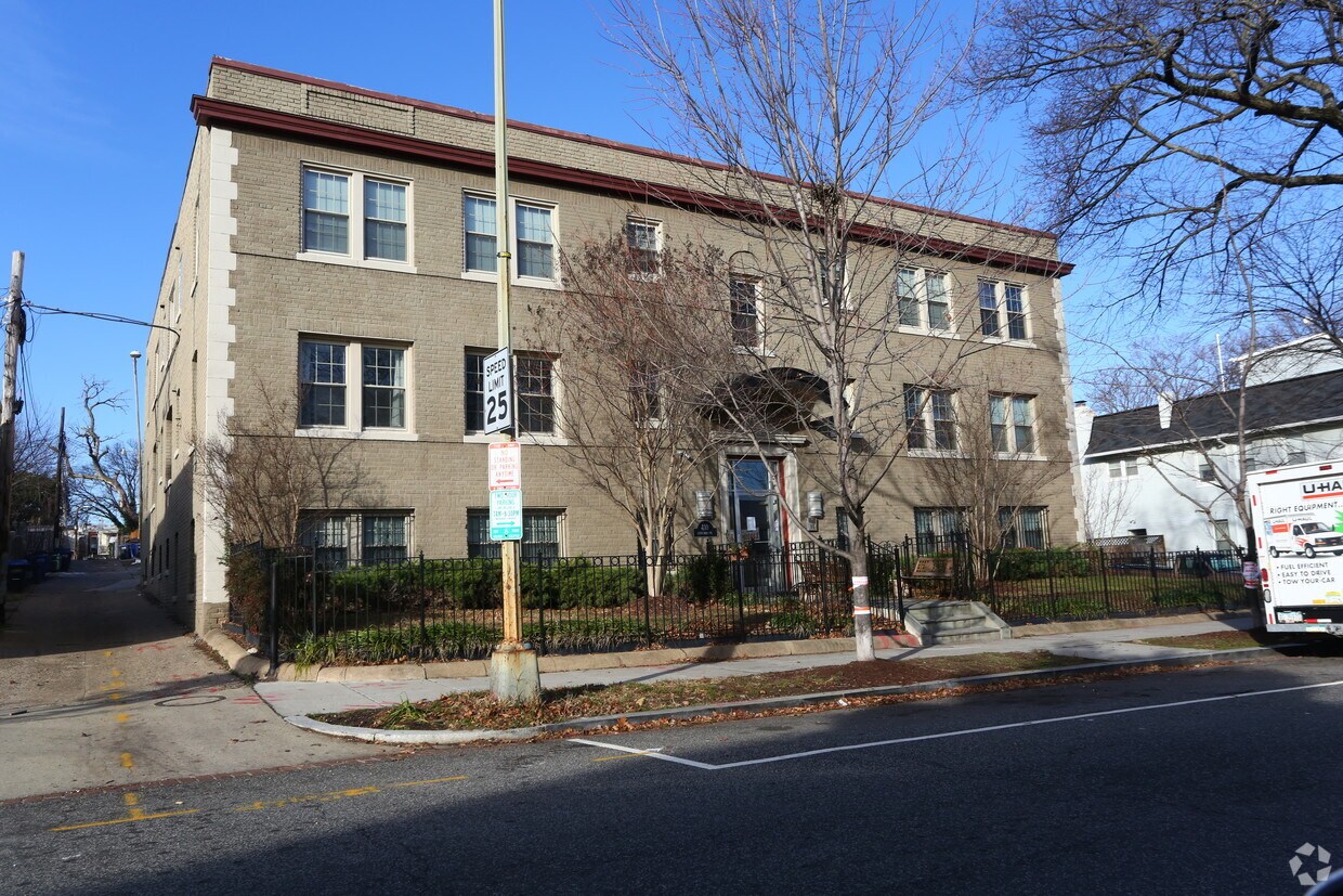 Building Photo - 410 15th St NE