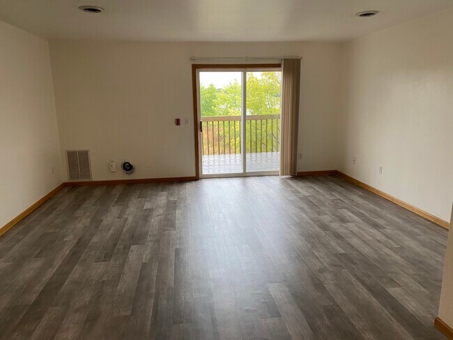 Foto del edificio - Trail Side Drive Apartments - FULL OCCUPANCY