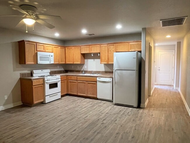 Foto del edificio - 21755 Ives Dr