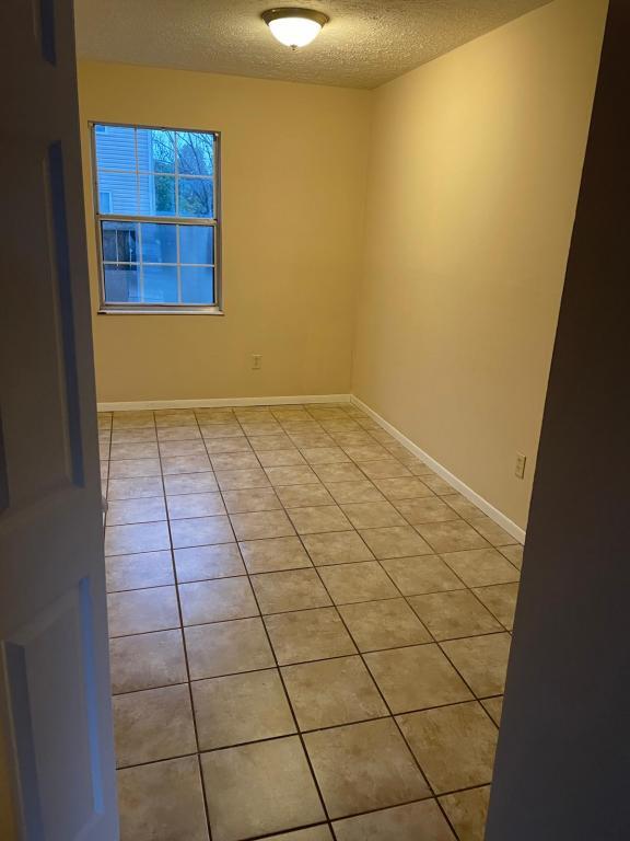 Building Photo - 2570 Sandbury Blvd