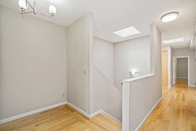 Foto del edificio - 3bed/2bath Top-Floor Flat w/ Modern SF Charm - Pet(s) Welcome