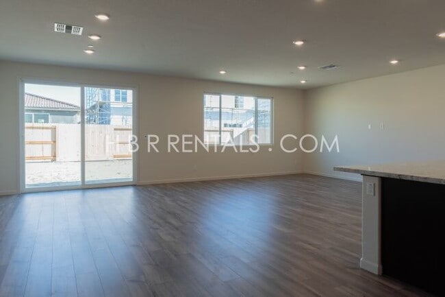 Foto del edificio - Modern & Spacious SINGLE STORY 4-Bedroom Home in Manteca – Fresh Updates & Comfortable Living