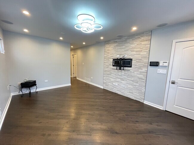 Foto del edificio - 3230 N Elston Ave