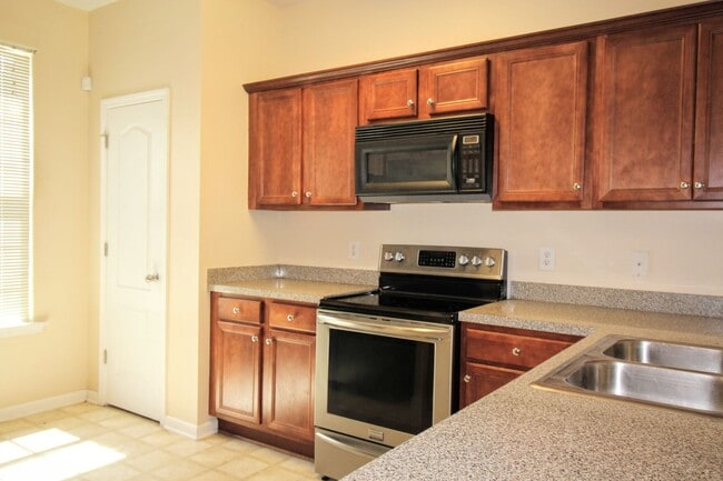 Foto del edificio - Two Story Townhome at Bayberry, Villages of East Point