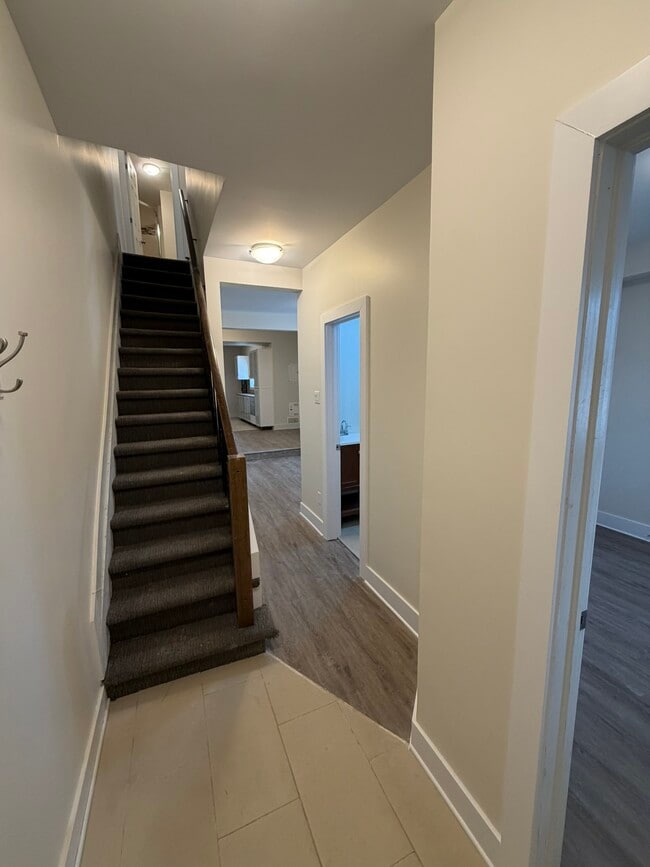 Building Photo - 466 Nelson St