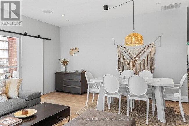 Photo du bâtiment - 393 King St W