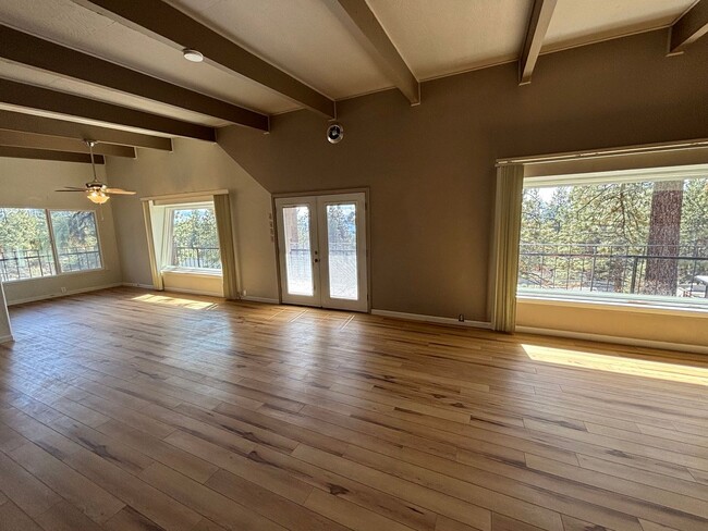 Foto del edificio - 636 Lakeview Dr