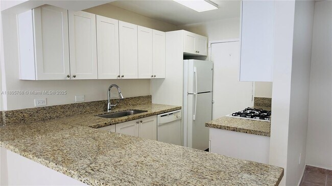 Foto del edificio - 6900 N Kendall Dr