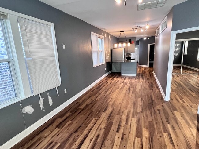Building Photo - 2062 N Damen Ave