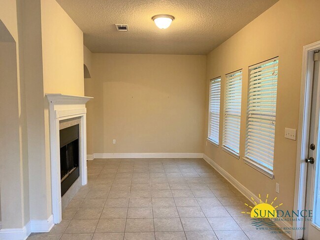 Building Photo - Stunning 4 Bedroom Home in Navarre