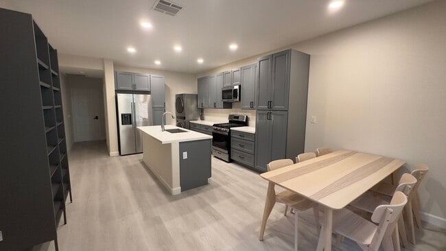 Building Photo - 39391 Tiburon Dr
