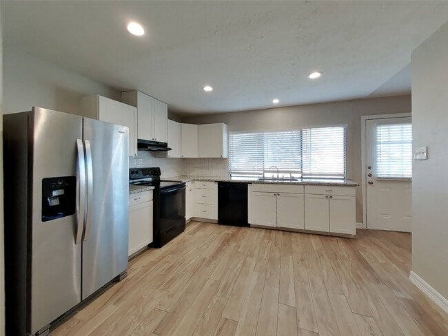 Building Photo - 6127 Larchbrook Dr