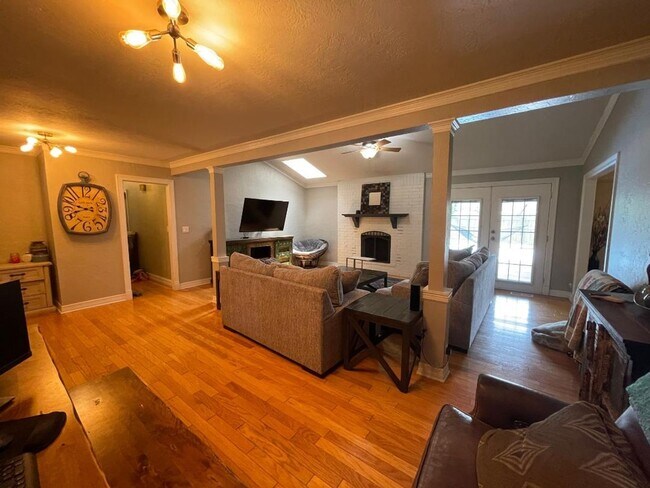 Foto del edificio - Gorgeous 3 BED, 2 BATH PLUS OFFICE WITH POOL!!!