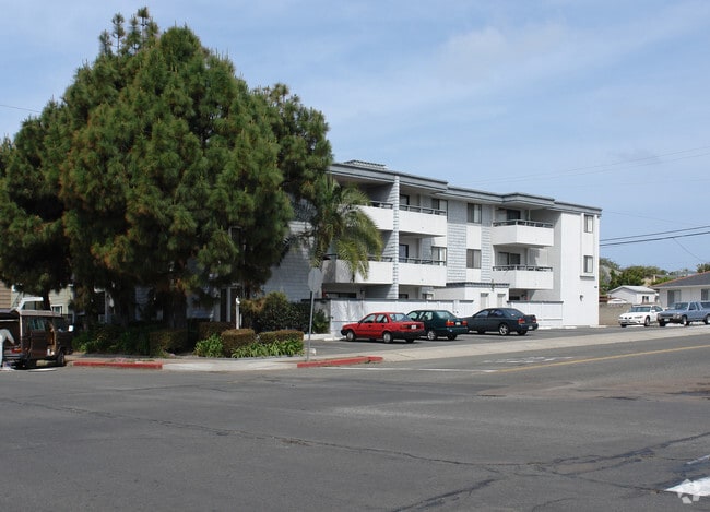 Building Photo - 870 Diamond St