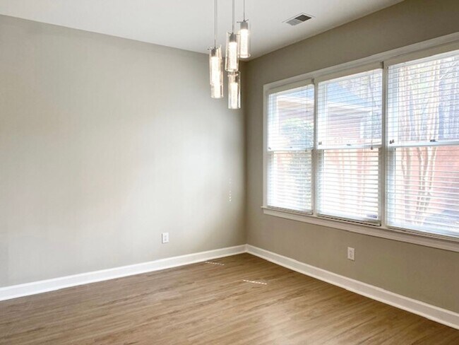 Foto del edificio - UNIQUE PROPERTY IN CONVENIENT IRMO LOCATION