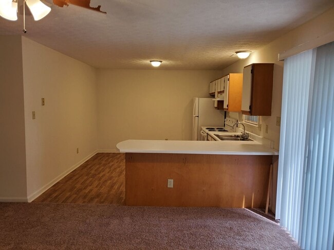 Building Photo - 2 Bedroom, 1 bath apartment Upstairs Unit