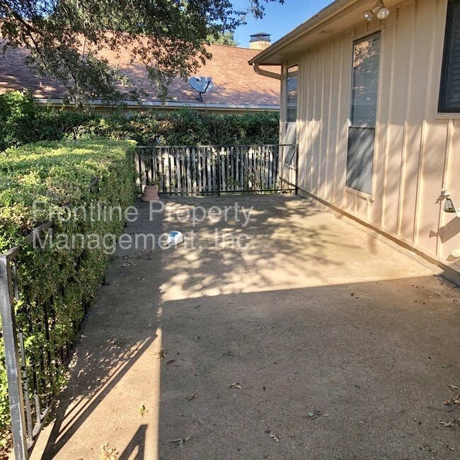 Building Photo - 20 Doral Ct