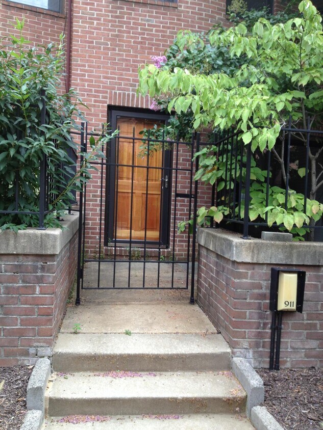 front entrance - 911 Stubblefield Ln