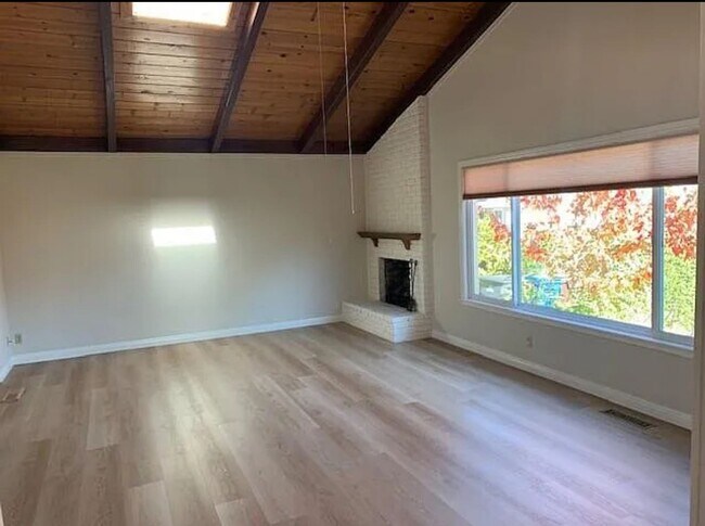 Foto del edificio - Beautiful 4 Bedroom Home in Santa Cruz