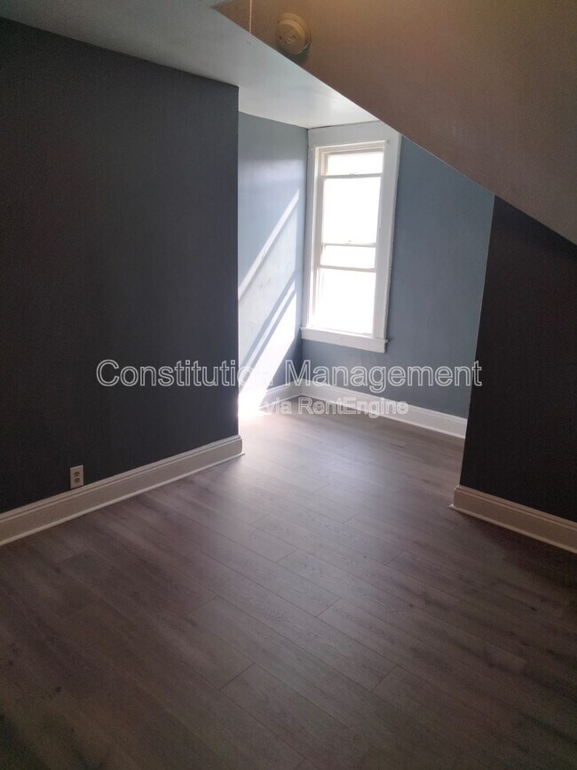 Building Photo - 2352 Barnum Ave