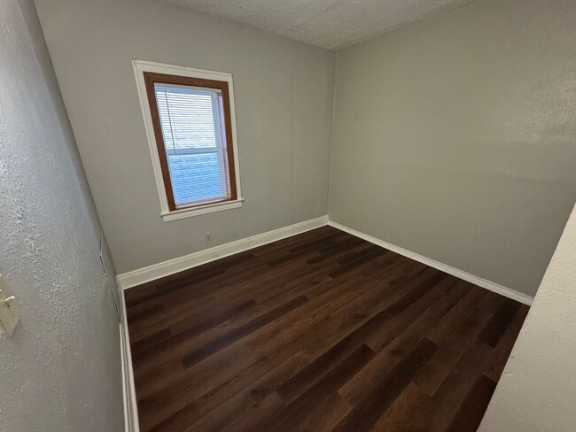 Foto del edificio - 3-Bedroom, 1-Bathroom Home in South Bend –...